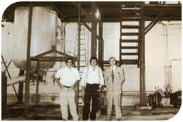 Equipe da Poliresinas em frente ao primeiro reator da Fábrica